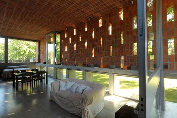 Estudio Film-Obras de arquitectura y su casa vacacional de ladrillo