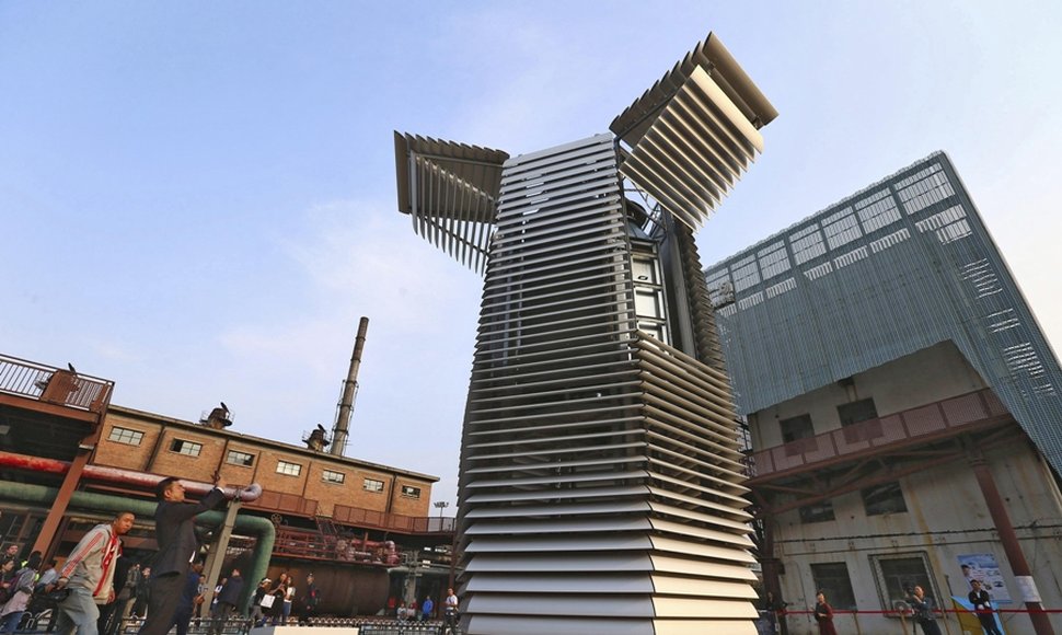 Un artista creó una torre “antismog” para limpiar el aire de Pekín