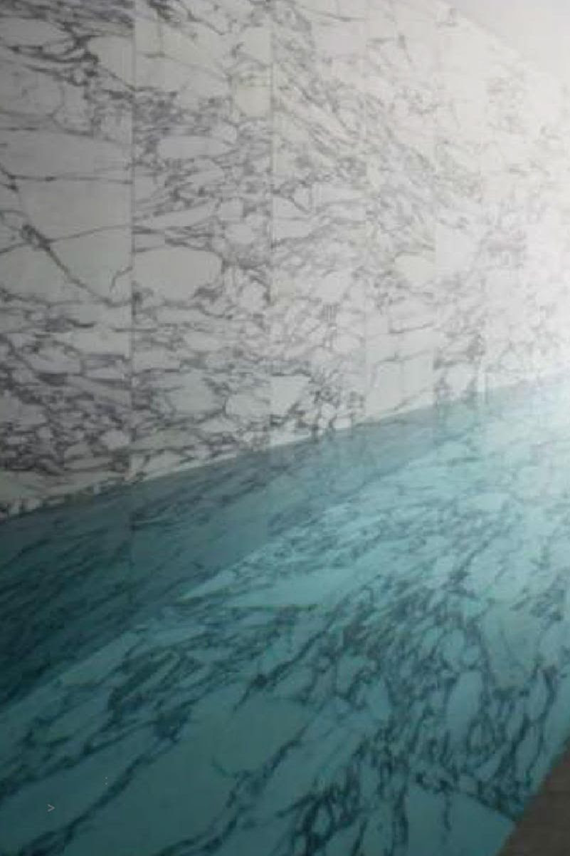 Adiós a las venecitas: las piletas revestidas con porcelanato marcan tendencia esta temporada
