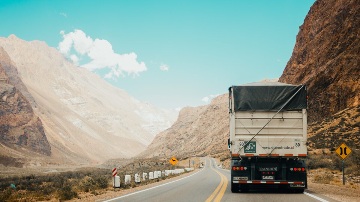 La importancia del manejo defensivo para el sector logístico