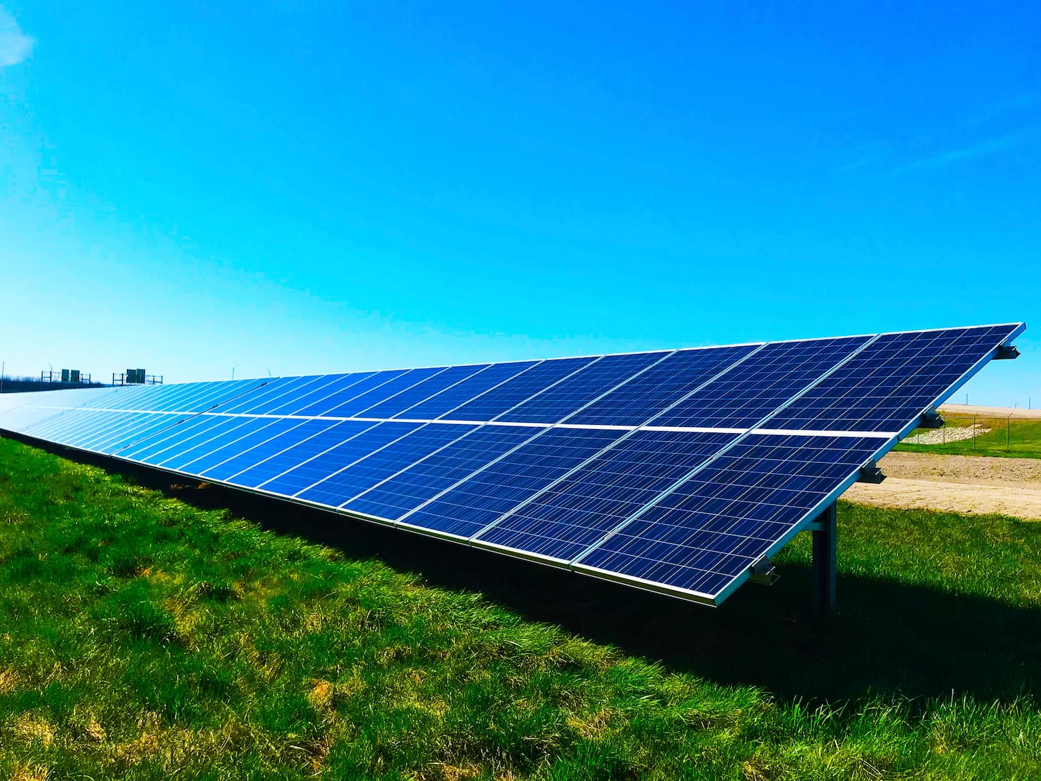 Cada vez más industrias instalan sistemas de seguridad alimentados por paneles solares