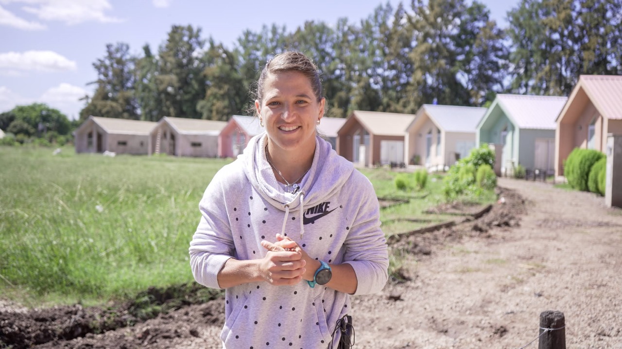 Con el apoyo de Paula Pareto, Saint-Gobain Argentina se une a la Fundación Akamasoa en la construcción de viviendas sociales